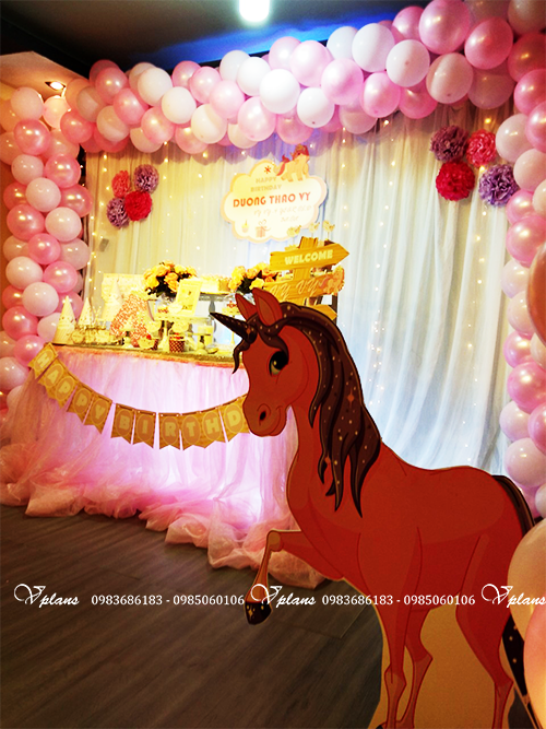 Trang trí sinh nhật bé gái màu Hồng tím tuổi ngựa